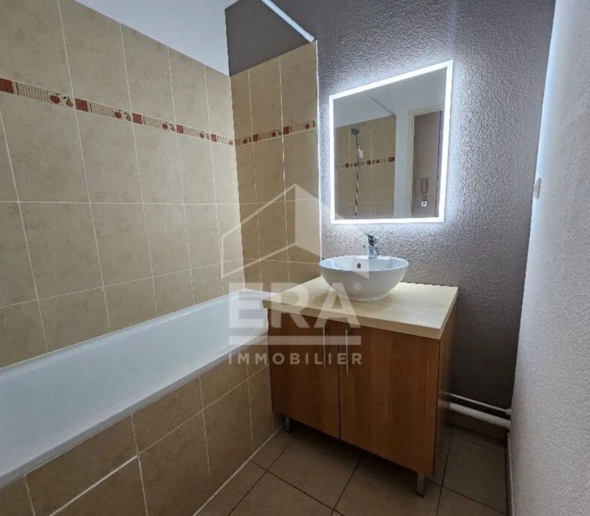 Location Gond-Pontouvre Appartement 691794bee4ed