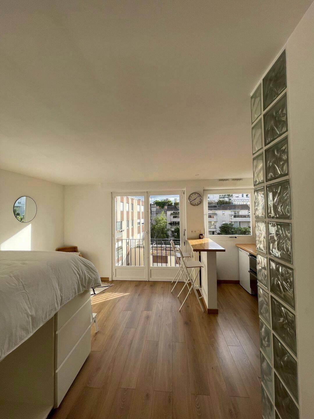 Beau studio 27m2 meublé refait à neuf Paris 15ème